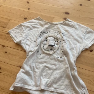 Vit tisha  - Vit T-shirt med lejon tryck