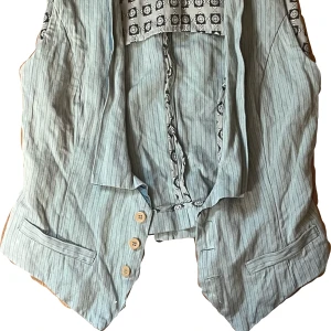 Väst - Ljusblå randig väst med spänne 