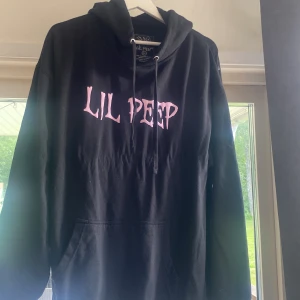 Lil peep hoodie - Köpt från hans riktiga hemsida. Har tyvärr en permanent fläck som man ser på tredje bilden. I storlek XL💕
