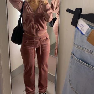 Mjukis set - Set med byxa och zip Hoodie. Storlek Xs på båda delarna. Kommer tyvärr inte till användning längre. 150 för båda.