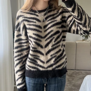 Zebra tröja - Säljer min så fina tröja med zebra mönster💕xs men lite större i storleken