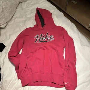 Nike hoodie  - Nike hoodie i storlek M, jätte fin mörk rosa! Använd några gånger men annars inga fel på. Kan mötas upp/frakta spårbart!