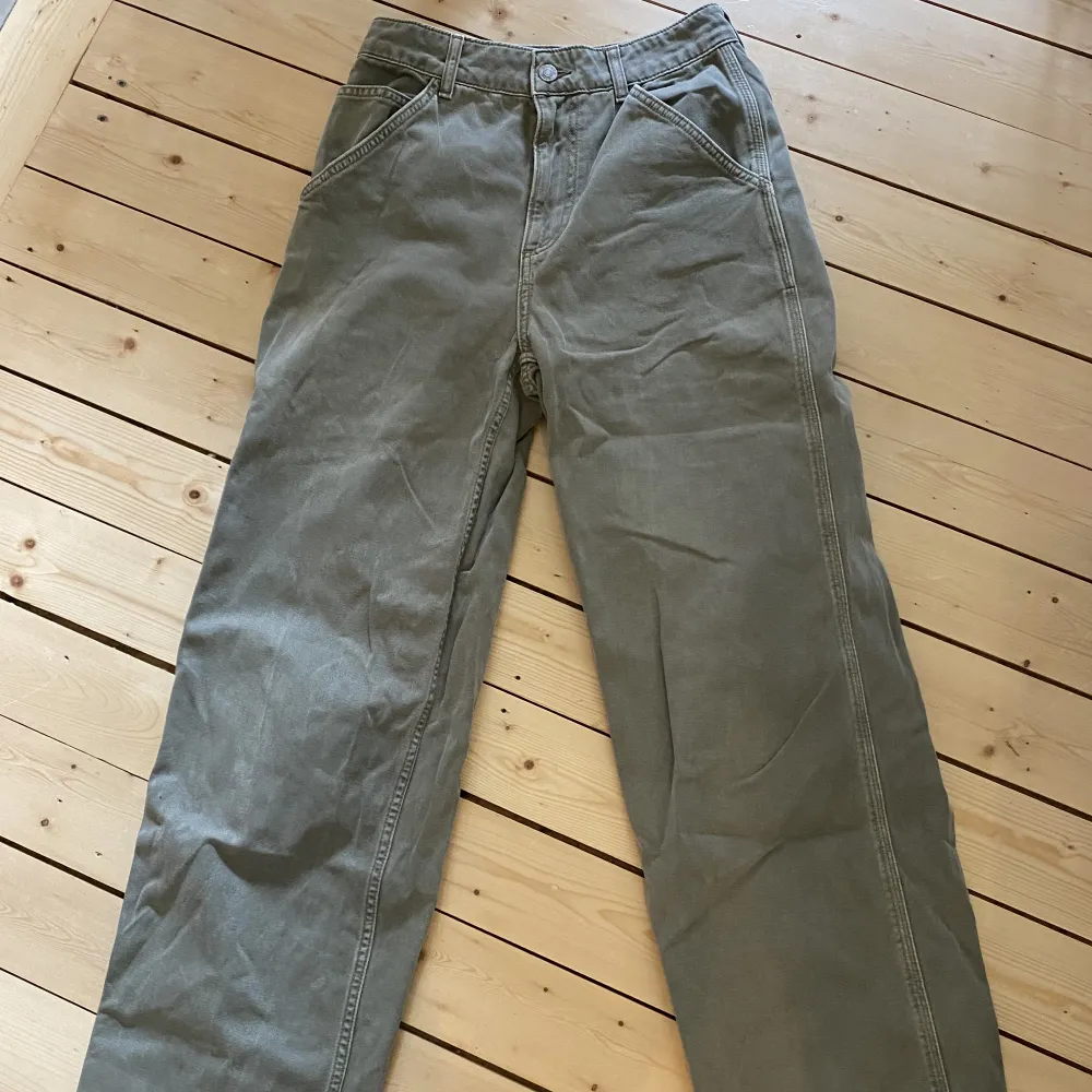 Nyskick  Khakifärgade ovesized chinos från Asos design Stl 34. Jeans & Byxor.