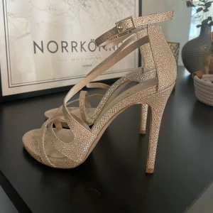 Klackskor  - Säljer dessa vackra klackar!!!  Storlek 38. De är lite slitna då de användes 1 gång på min studentbal för några år sen.  Jag köpte de för 800kr, säljer för 150kr pga att de är lite slitna (se bilderna). 