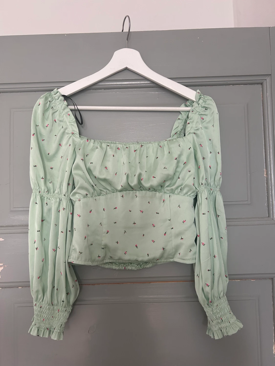 Grön topp med blommor 