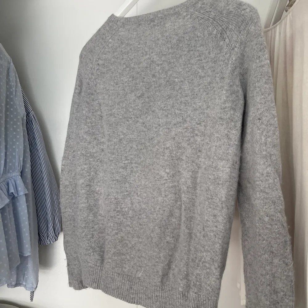 Ljusgrå stickad tröja från H&M 🌼Tröjan är använd ett fåtal gånger och i bra skick. Stickat.