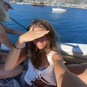 Topp - Säljer denna vita topp i, använd 1 gång:)