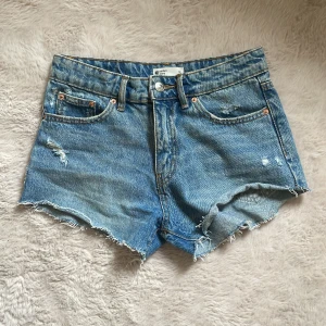 Jeanshorts - Hej hej! Tack för att du vill titta och kanske köpa mitt plagg!!   Info:  Storlek: 32 Använd:  liten stund Passform: Jag är 164cm lång och ganska smal, har oftast xs i toppar och 34/36 i byxor. Dessa är för små för mig men är svin snygga! 