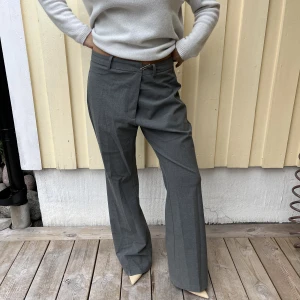 Gråa kostymbyxor - Gråa kostymbyxor från zara i snygg oversized fit 