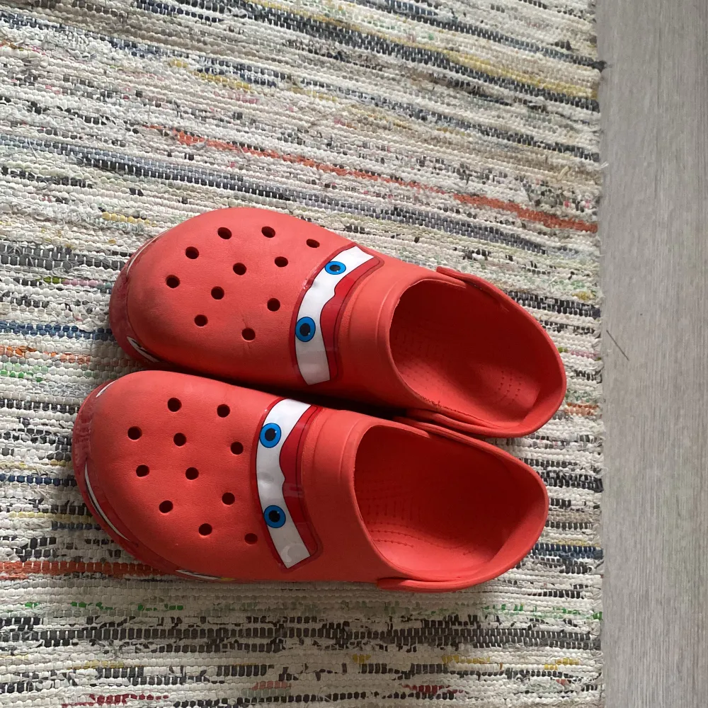 Säljer de här unika blixten mcqueen crocs i storlek 43. De är extremt bekväma och snabba. . Skor.