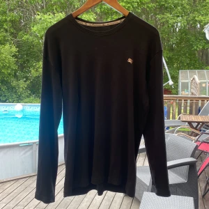 Burberry sweatshirt  - Säljer en snygg sweatshirt/ long sleeve T-shirt från burberry. Bra skick och inga defekter. Perfekt till sommarkvällar 