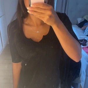 fin tröja💕 - en tröja i ribbat material med lite längre armar som går ungefär till armbågen💕