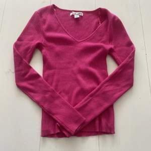 denna fina rosa ribbade tröja är från newyorker, tröjan är bara använd en endaste gång. Pris kan diskuteras!