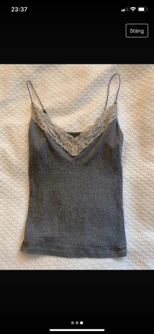 Hollister linne med spets  - Hollister linne med spets i storlek S!
