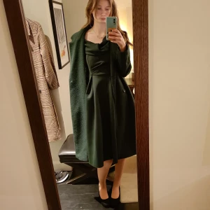 Kort balklänning - Jättefin skogsgrön klänning från ASOS. Köpt 2020 men endast använd vid typ två tillfällen, så fortfarande i mycket bra skick.