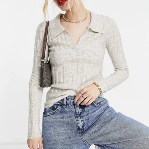 Tröja - Tröja från Asos. Använt 2-3 gånger. Köptes för 349 men säljer för 120kr och pris går att diskutera ❤️