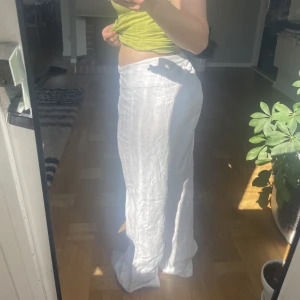Linnebyxor - Vita linnebyxor med vida ben. Storlek: M/L