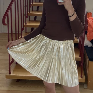 Guldkjol - Hej!  En guldkjol som skimrar i solen, från zar kids!🤩  Rensar garderoben! Samfraktar gärna, vid snabb affär är priset diskuterbart!❤️