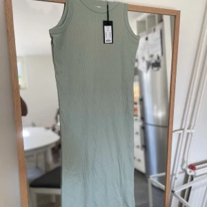 Klänning - Klänning som aldrig blivit använd! Mintgrön färg!