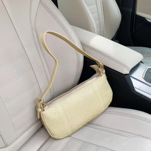 BEIGE VÄSKA FRÅN BY BIANCA INGROSSO - Superfin baguette axelremsväska från By Bianca i beige färg 💓 Aldrig använd utan har legat i min garderob i flera år! Lite skrynklig men superfint skick och insida.  Obs! Lånad första bild!