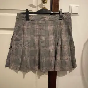 Veckad grå kjol, väldigt schoolgirl, använt ute en gång!