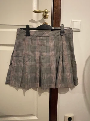 Grå kjol - Veckad grå kjol, väldigt schoolgirl, använt ute en gång!