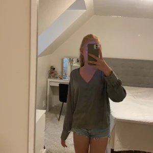 Blus - Super fin silver glansig blus från vero Moda. Oanvänd och nypris 300 ish säljer för 200