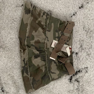 Kjol - Har köpt denna kjolen, den är helt nytt. Jag har inte använt den för dne är stor strlk för mig! 