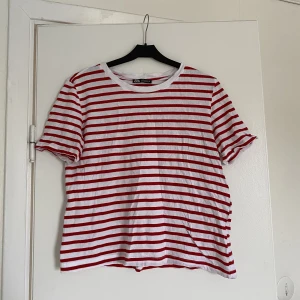 Randig tröja - Säljer denna randiga tröja från zara i storlek M. Endast använd 1 gång. Säljer för 40kr