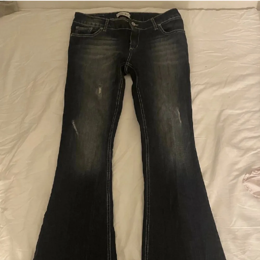 Säljer mina älskade jeans för att de är lite för stora och långa på mig. Super bra stick och har använt de några gånger💗💗 Jag på bilden är 163. Jeans & Byxor.