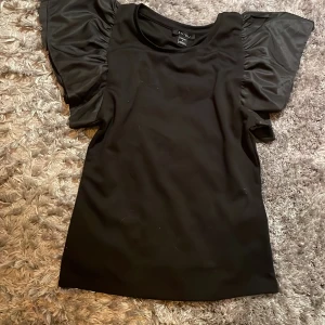 Svart topp - Svart topp ifrån amisu i storlek S