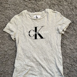Calvin Klein T-shirt - Storlek XS från Calvin Klein Jeans, jättefint skick.  Säljer för 90 kr, kan mötas upp i Kalmar eller skickas mot fraktkostnad