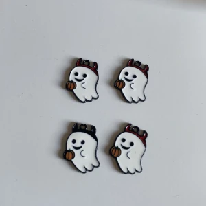 Berlocker  - 4 gulliga spökberlockersol håller en pumpa! 1 kostar 3kr men den som har tappat lite färg kostar 1,5kr