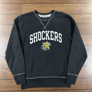 Champion Shockers Sweatshirt  - Snygg vintage Sweatshirt i storlek M! Bara att skriva om du undrar över något🙏