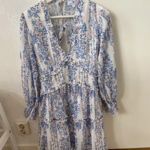 Klänning från Dennis maglic  - Storlek s, bara testat den men är tyvärr för stor för mig!  Nypris 800 kronor