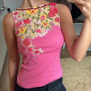 Blommig vintagetopp - Så söt vintagetopp (min mammas från 90-talet) från Benetton! Fortfarande i perfekt skick 💗 Storlek S. 
