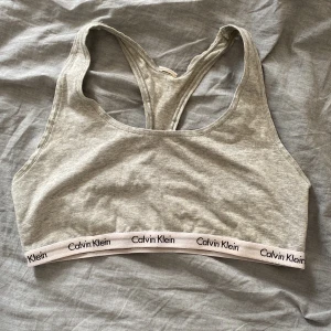 Calvin Klein topp - Topp från Calvin Klein i storlek L. Använt skick. Har ett hål på ryggen (se bild), därav priset. Finger for Size