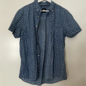 Skjorta - En mönstrad kortärmad skjorta i bra skick! 