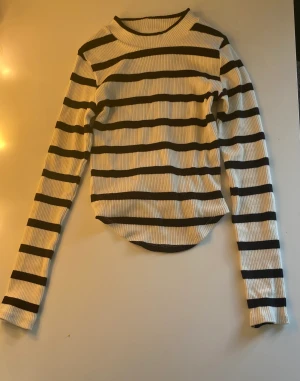 Randig tröja  - Randig tröja från Gina i strl xs jag är öpppen för prisförslag säljer då den är för lite för mig använd 1-2 gånger köpt för ungefär två till tre månader sedan.