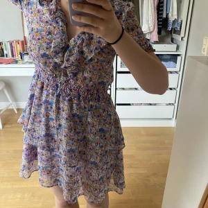 Zara volangklänning  - Söt klänning från zara. I topp skick! Jag är 161, strl S. 150kr + 60kr frakt / köp via köp nu. 