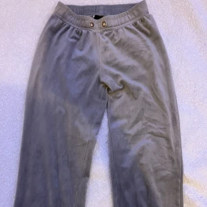 Mjukis byxor  - Ljusgråa mjukis i mycket bra skick! 🩶