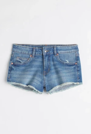 Lågmidjade shorts - Säljer mina lågmidjade blåa jeans shorts pga att dem är för små för mig 