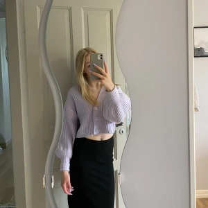 Stickad tröja  - En lila stickad tjocktröja som tyvärr inte kommer till användning. Den är perfekt att ha på vintern när det är kallt ute eller kyliga sommarkvällar. Priset går att diskutera💜💜