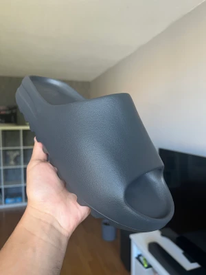 Yeezy Slides Onyx - Yeezy Slides Onyx US 11 | Eu 46 10/10 Köpta från Adidas   Köparen står för frakt