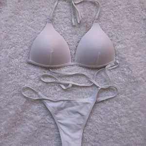 Bikini  - Sjukt fint och gulligt bikini set från bikbok, aldrig använt! 🤍