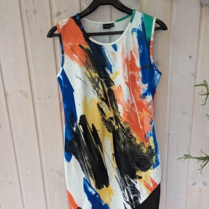 Finklänning från BodyFlort märke, storlek 40 - Fin sommarklänning som gjort av 95% polyester och 5% Elastin Ny och har endast provat Mått längden 98 cm Bredd 39 cm 40 i storleken och det är normal i storleken