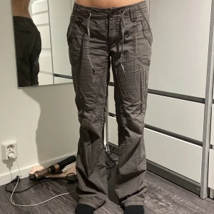 Cargo byxor - Säljer de super snygga cargobyxorna för att jag inte får en användning av de längre. De är mörkgråa/ skiftar lite till grönt. Är lågmidjade och skönt material. Modellen är 163 cm och har vanligtvis storlek S.  Om du är intresserad skriv i dm☺️💗