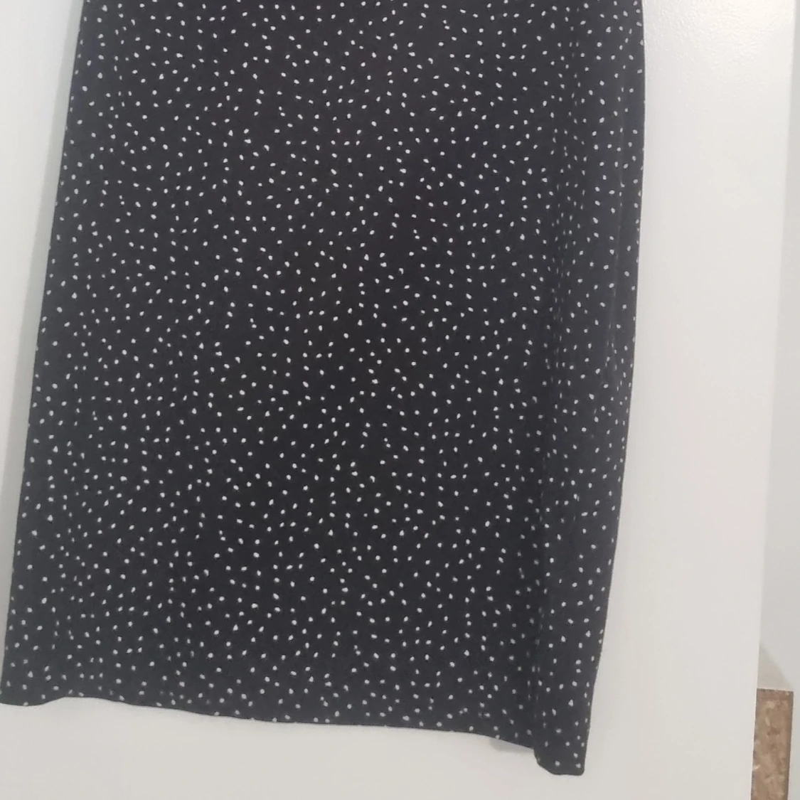 Svart prickig klänning - 90