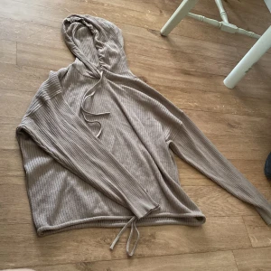 Begie tröja - En ny fin tröja med knyttnig köparen står för frakten ❤️