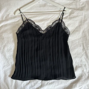 Spetslinne från zara - Jättefint skick, storlek xs men passar s! Säljer flera spetslinnen!💖